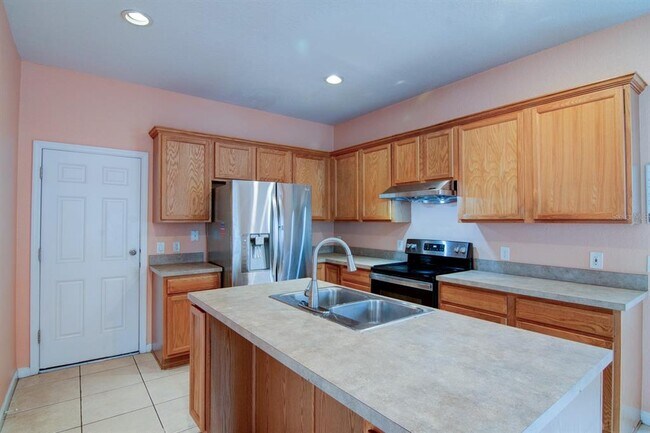 Building Photo - 5075 SW 40th Pl