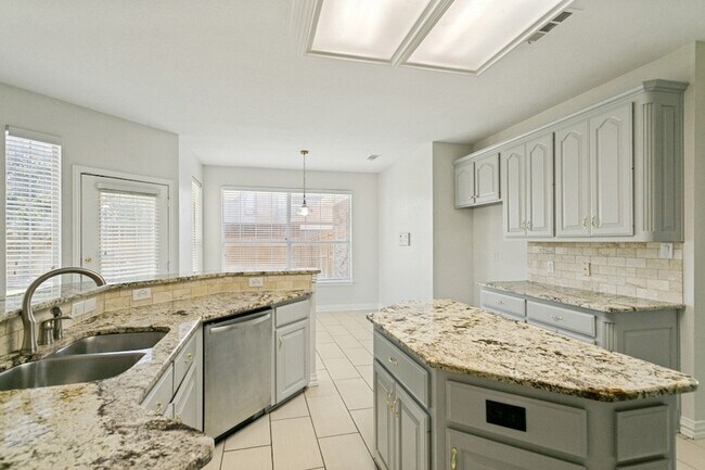 Building Photo - 8512 Mesa Verde Dr