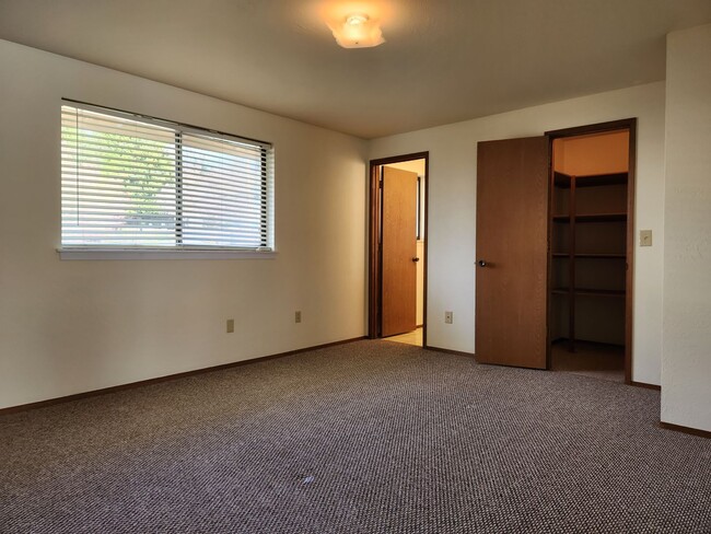 Building Photo - Top Floor Unit In Manette