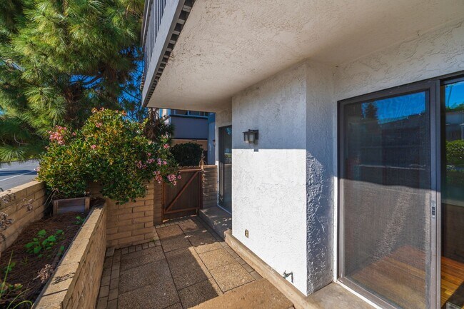 Building Photo - Cozy Condo in Manhattan Beach!