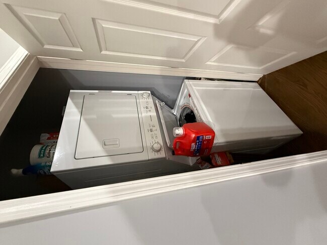 Building Photo - 518 N May St