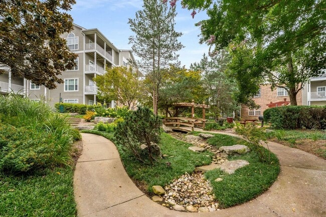 Building Photo - Beautiful One Bed One Bath Green Hills Condo