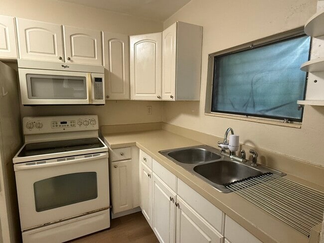 Building Photo - 1020 Queen St N