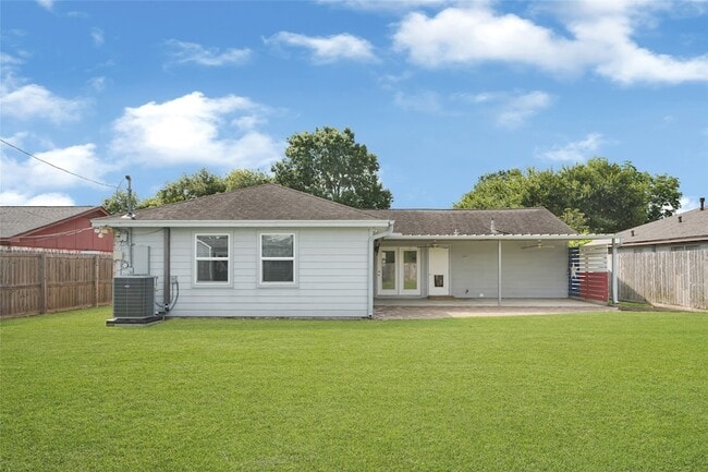 Building Photo - 9927 Southport Dr