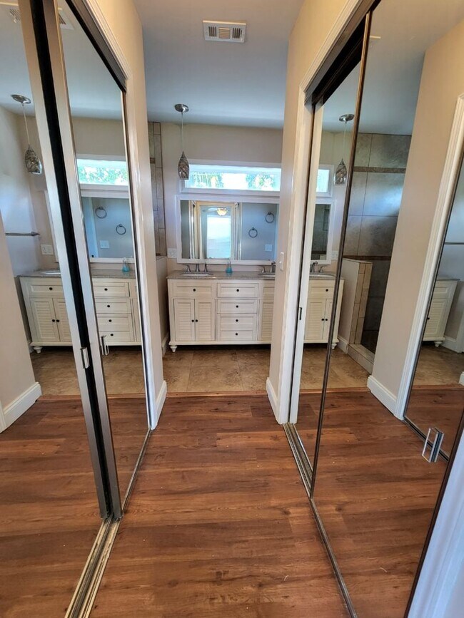 Building Photo - Completely Remodeled Navy Point 3 Bedroom, 2 Bath Cottage! Close to the Water!!