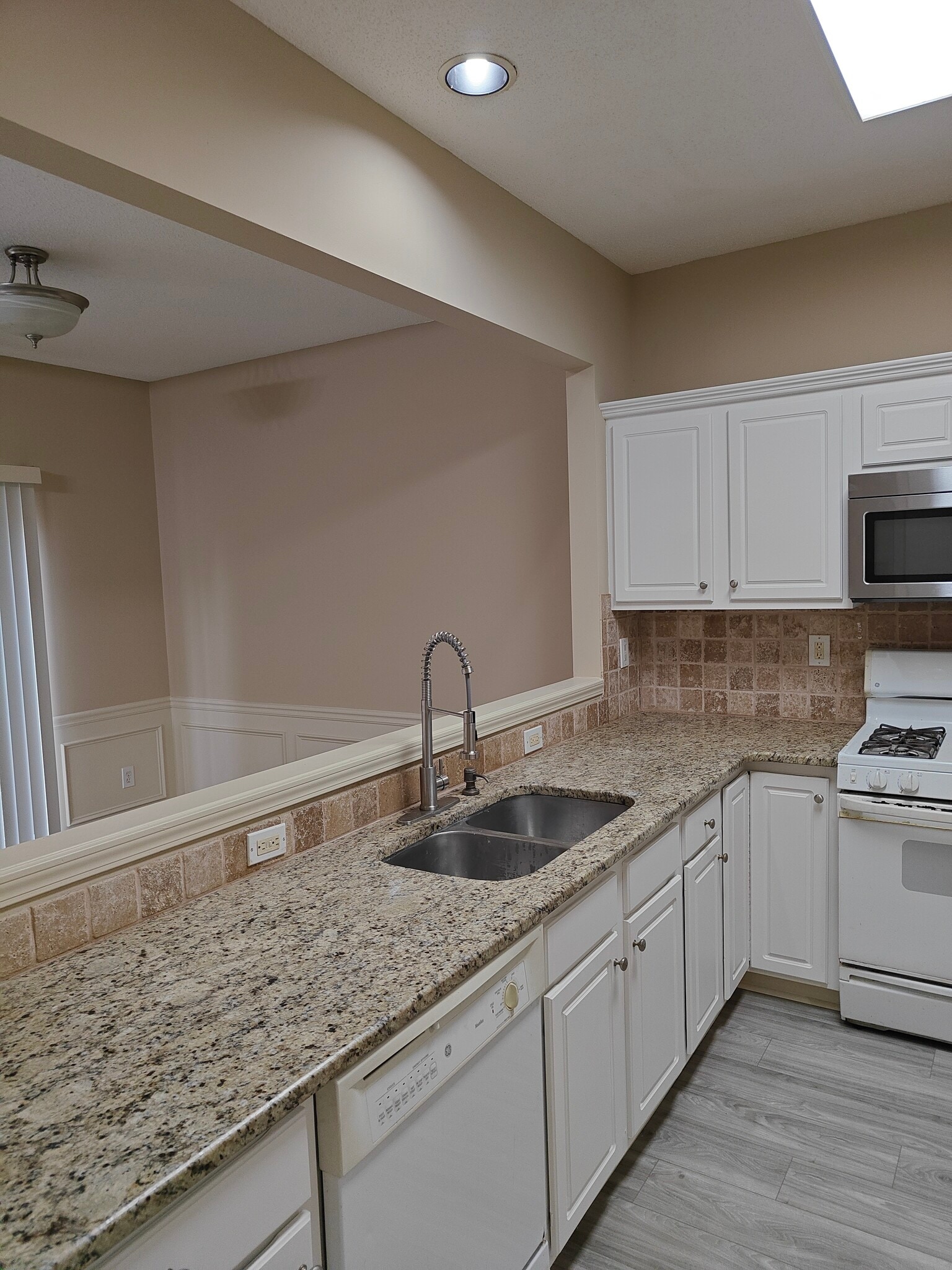 Dining/kitchen - 2401 Elkhorn Ter