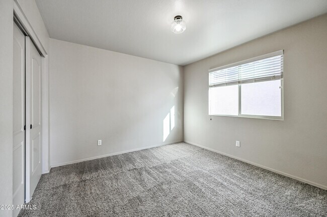 Building Photo - 2060 E Heartwood Ln