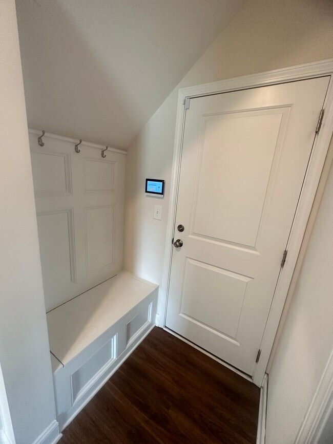 Building Photo - Spacious 4BR 3BA home in Northern Greensboro