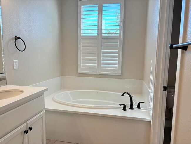 Building Photo - 3281 Crocker Dr