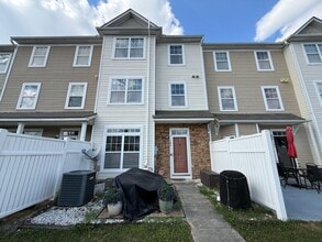 Building Photo - **OFFERING REFUNDABLE APPLICATION FEES & $100 MOVE IN PROMOTION** Charming 3BD, 2.5BA Raleigh Tow...