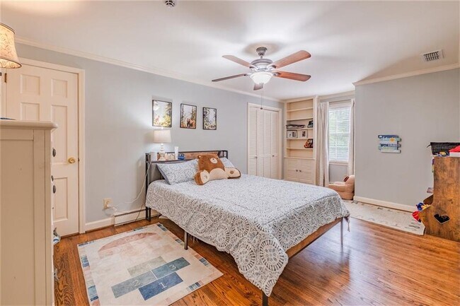 Building Photo - 227 W Lakeshore Dr