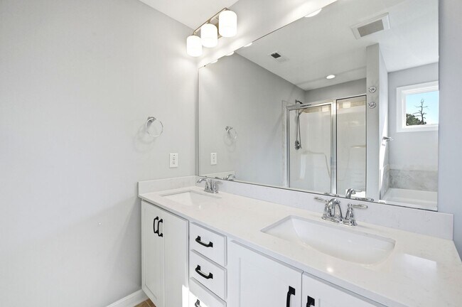 Building Photo - This beautiful - like new, energy efficient home in Grayson Park!