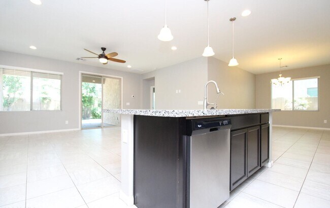 Building Photo - Stunning 3-bedroom, 3-bathroom home located in the heart of Peoria, AZ.