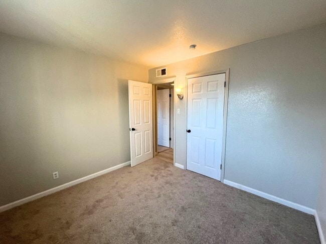 Building Photo - Spacious 3 Bedroom 2 Bathroom Home In The NE!