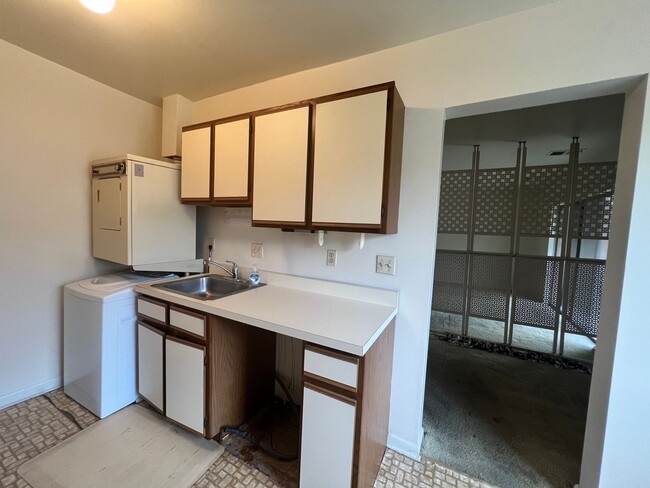 Building Photo - Charming 2 BR/1 BA Condo in Silver Spring!