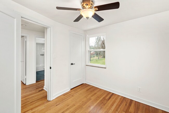 Building Photo - AVAILABLE JULY 1ST!! Don't miss this STUNNING 3 BEDROOM IN MCCANDLESS!!