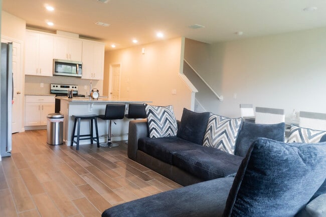 Building Photo - 561 Legacy Lp
