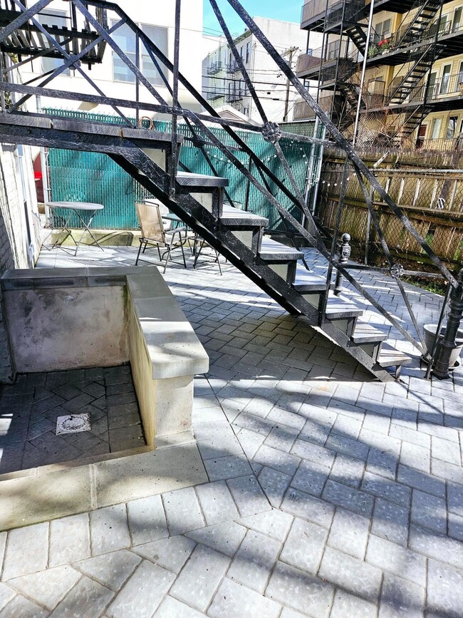 Building Photo - 327 Jackson St