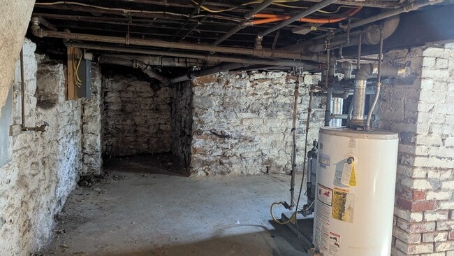 Building Photo - 305 Plummer St