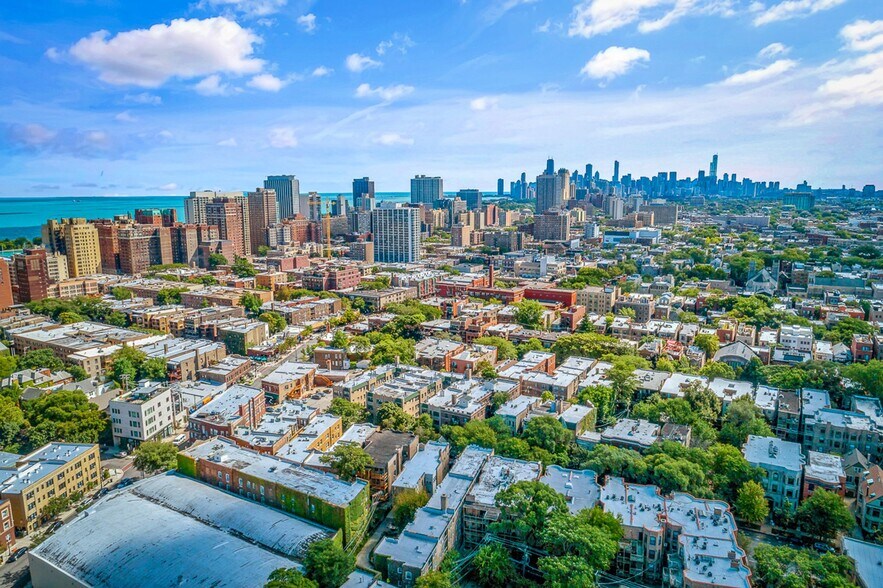 Building Photo - 3628 N Wilton Ave