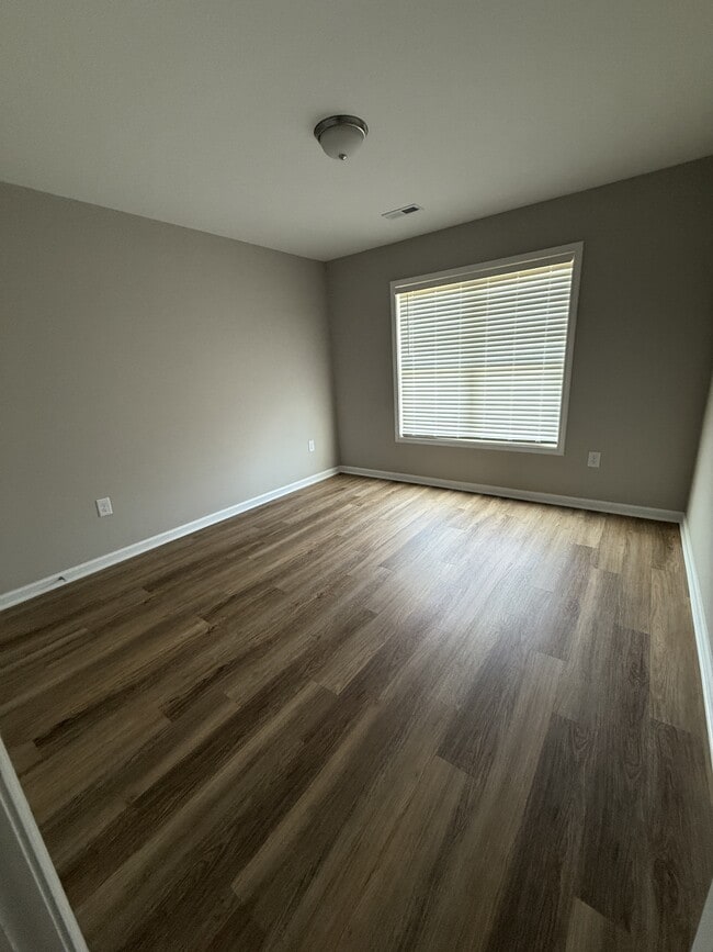 Building Photo - 102 Berkshire Cir