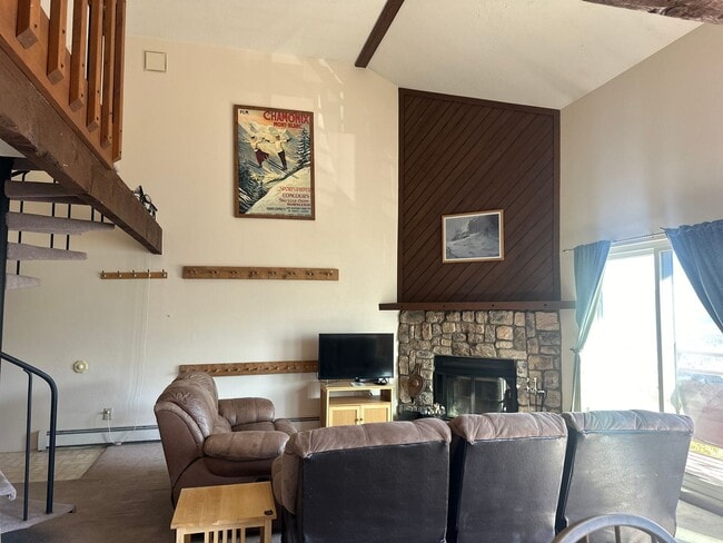 Building Photo - 2 bed plus large loft! All utilities inclu...