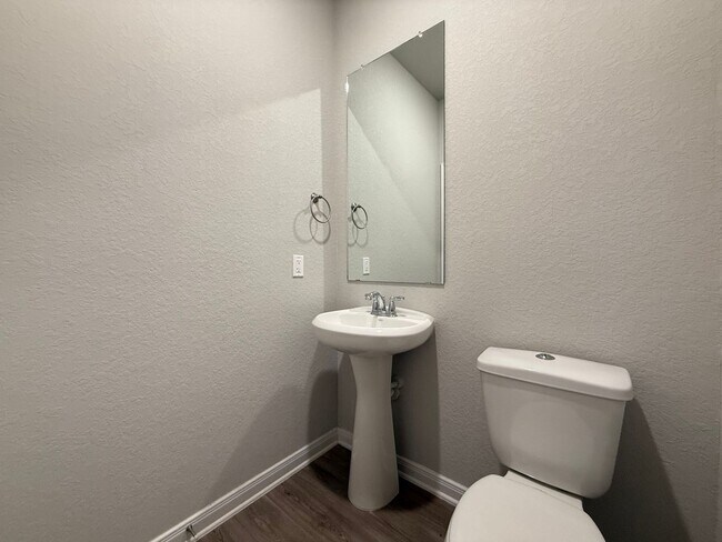Building Photo - 3bd/2.5ba Two-Story Duplex in Prime Location