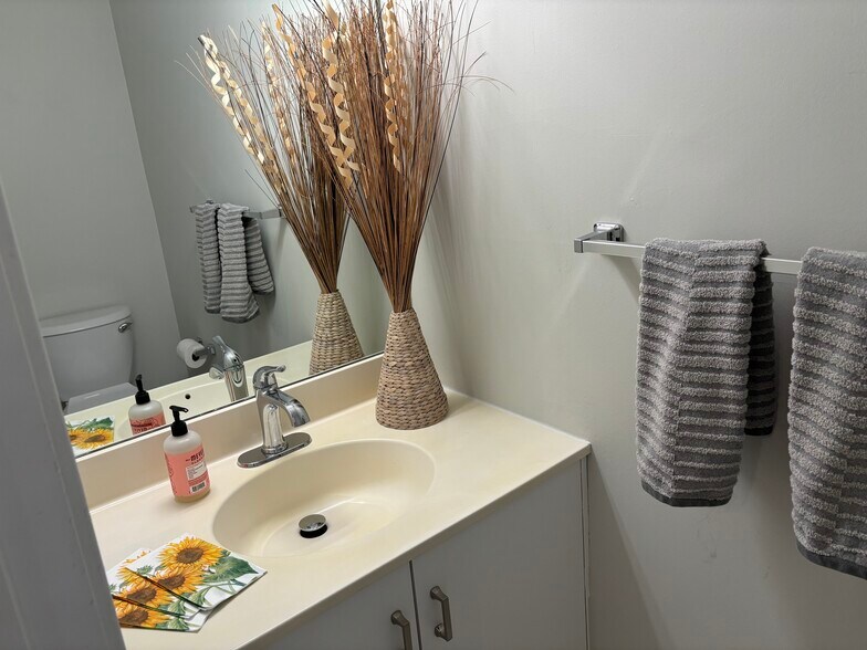 Building Photo - 1410 Whitney Ave