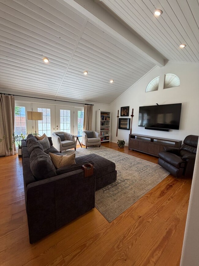 Building Photo - Beautiful 4 bedroom, 3 bathroom Home with a pool!!