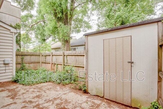 Building Photo - 2015 Oak Park Ln