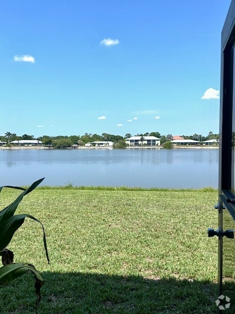 Building Photo - Lakeside 303