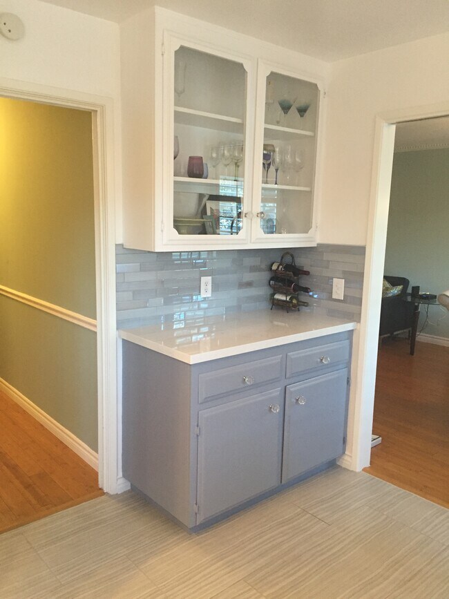 Building Photo - 2131 E 1st St