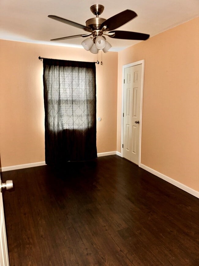 Building Photo - 2621 N Vega Ave