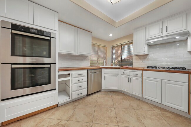 Building Photo - 44389 Cannes Ct