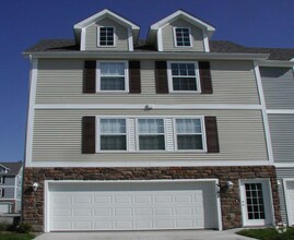 Building Photo - Ankeny 2 Bedroom Townhome AVAILABLE NOW!