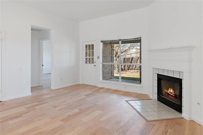 Building Photo - 2906 Greenlawn St