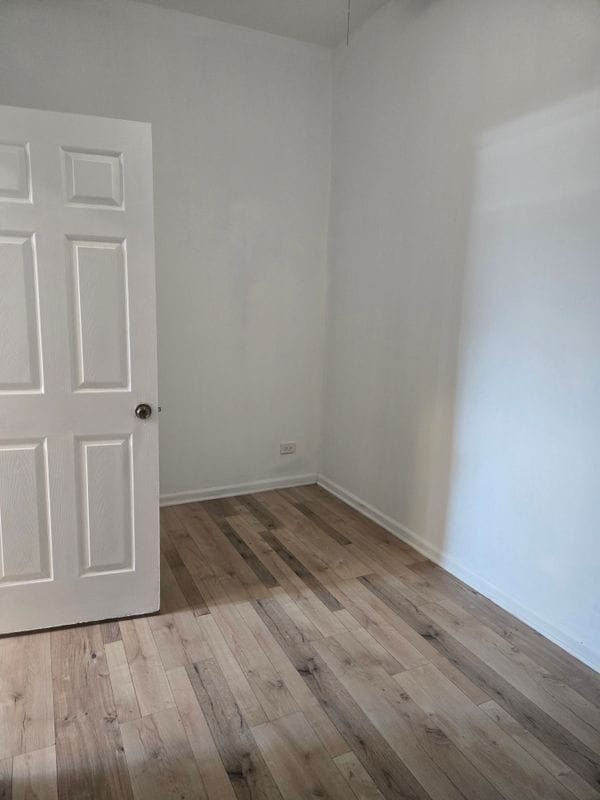 Building Photo - 7055 N Clark St