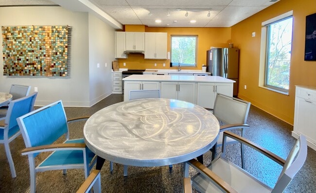 Building Photo - 610 Trent Dr