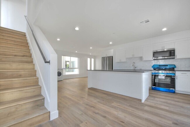 Building Photo - Luxury 2 & 4 Bed Townhomes in NoHo!