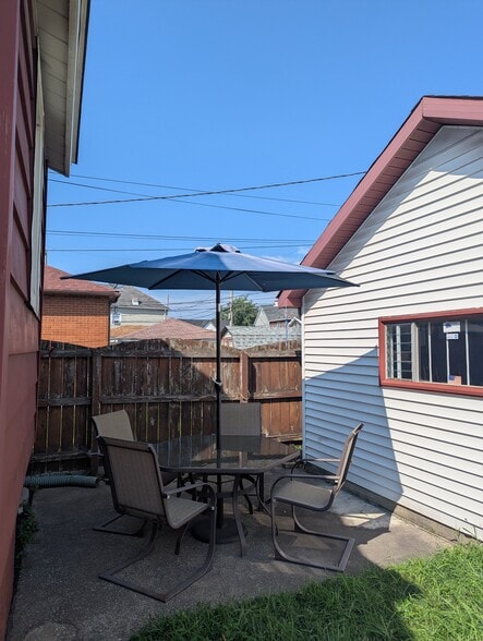 Building Photo - 5019 Homerlee Ave