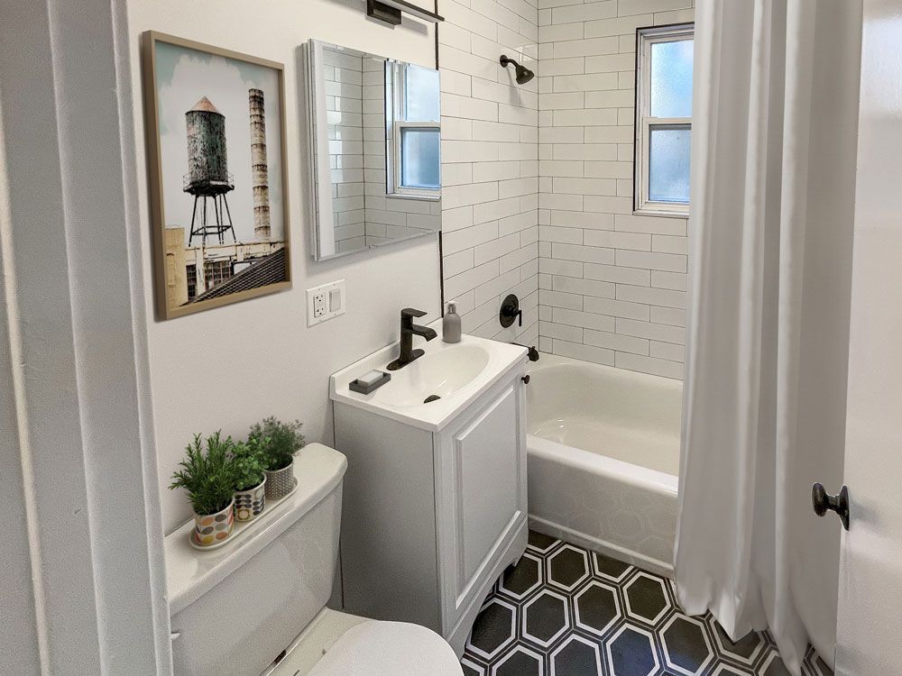 Building Photo - 914 W Dakin St