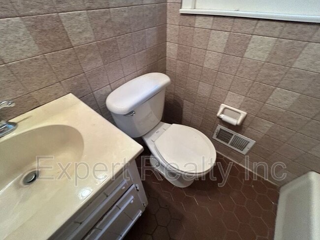 Building Photo - 2249 4th Pl Cir NE