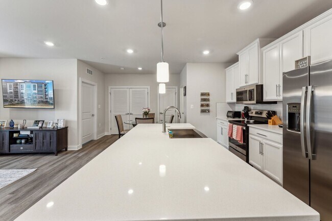 Building Photo - Gorgeous 2bd/2ba modern condo w/balcony located conveniently in MOSAIC AT WOODLAND PARK in Herndon.