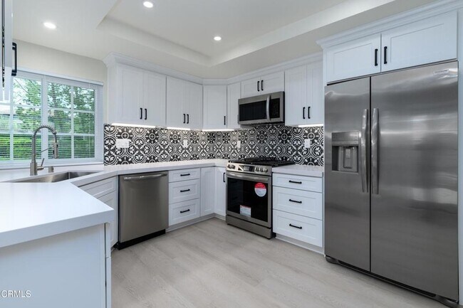 Building Photo - 1125 Stoneybrook Ln