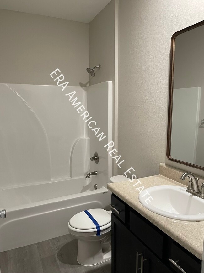 Building Photo - 709 Robinson Ave E