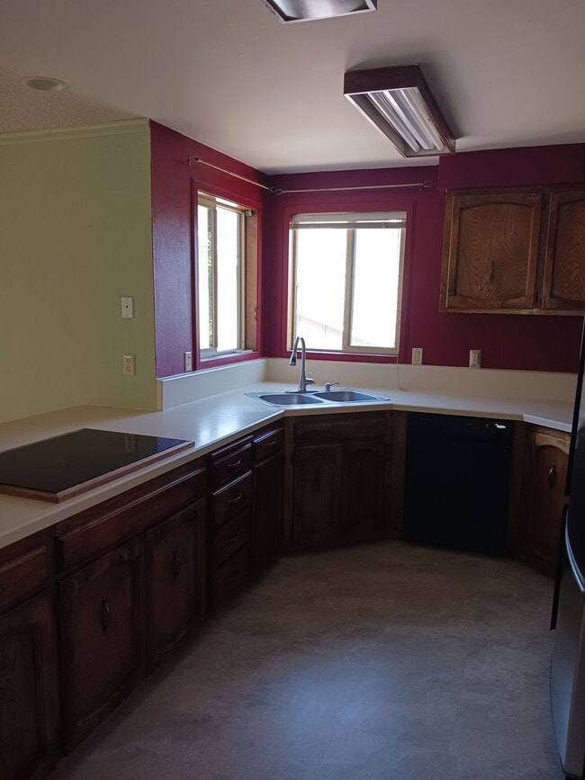 Building Photo - 708 Highland Dr