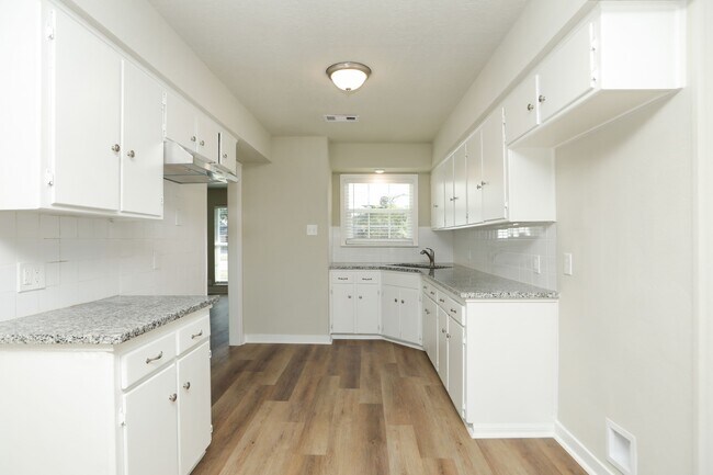 Building Photo - 631 Edgebrook Dr