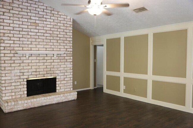 Building Photo - 2215 Silver Falls Dr