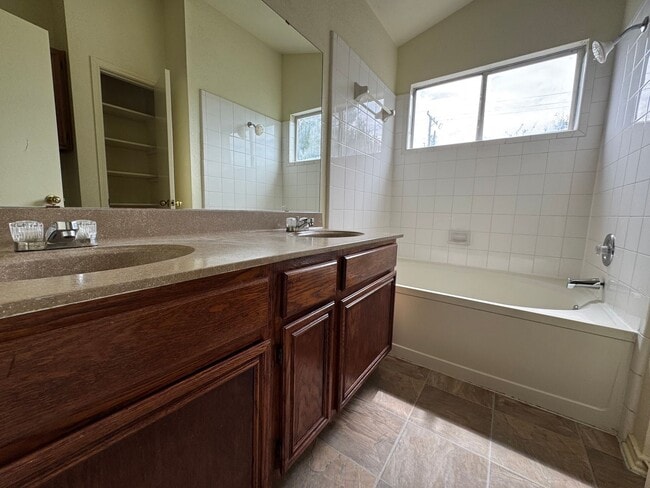 Building Photo - 2808 Bluejay Dr