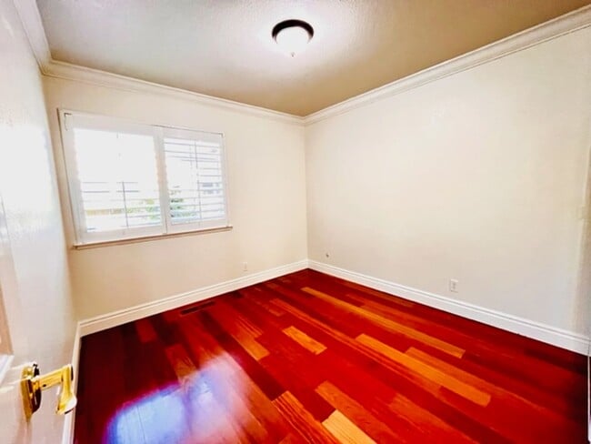 Building Photo - Gorgeous 3Bd/2BA + Den/Office or 4th Bedro...